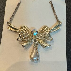 Costume jewelry - Gold toned bow necklace